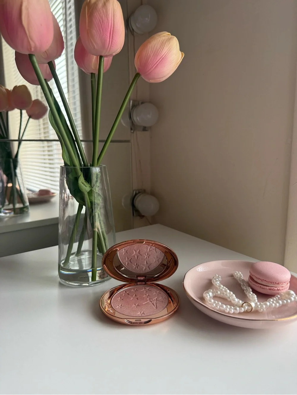 Charlotte tilbury Hollywood Glow Glide face highlighter